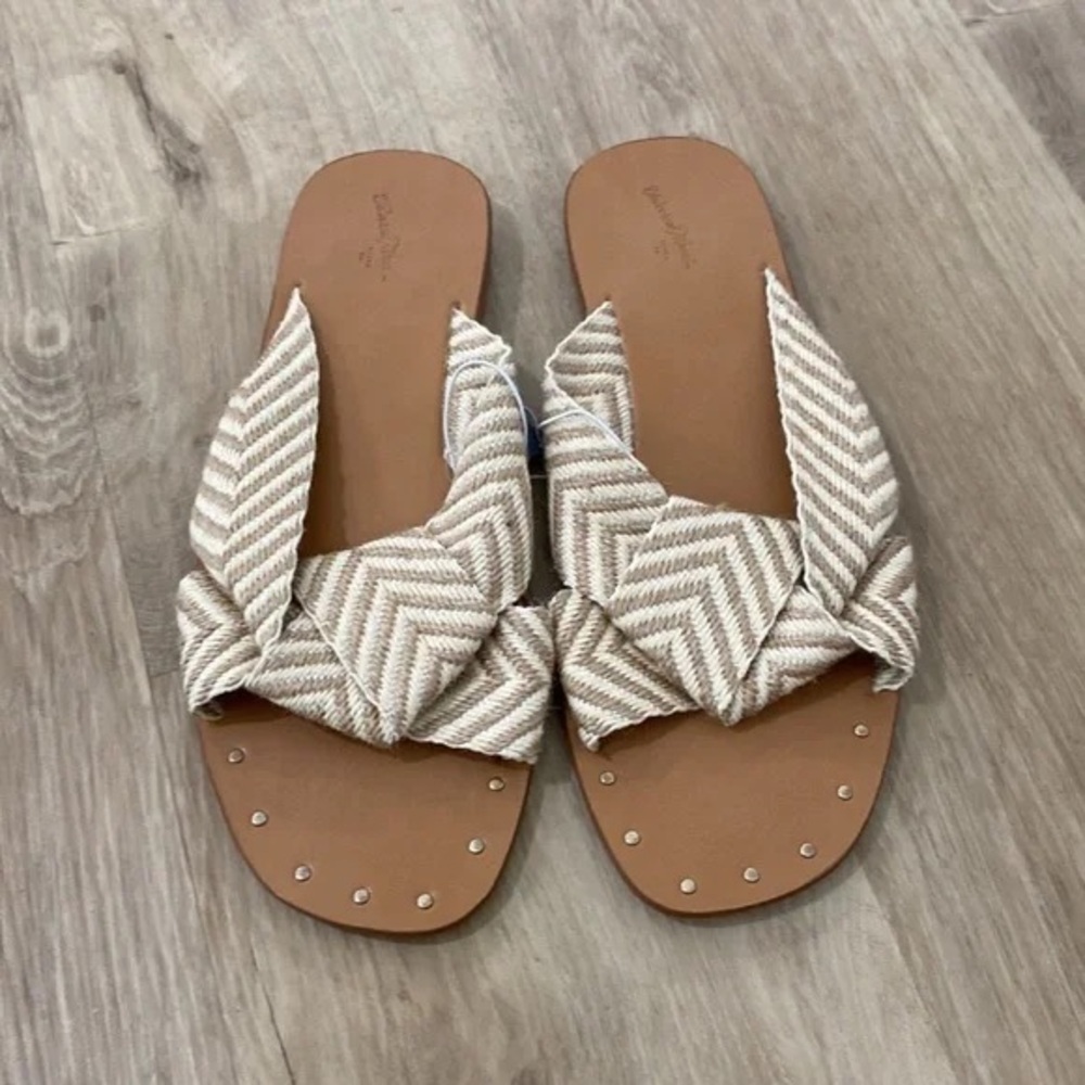 Universal Thread Tan Chevron Sandals - image 3